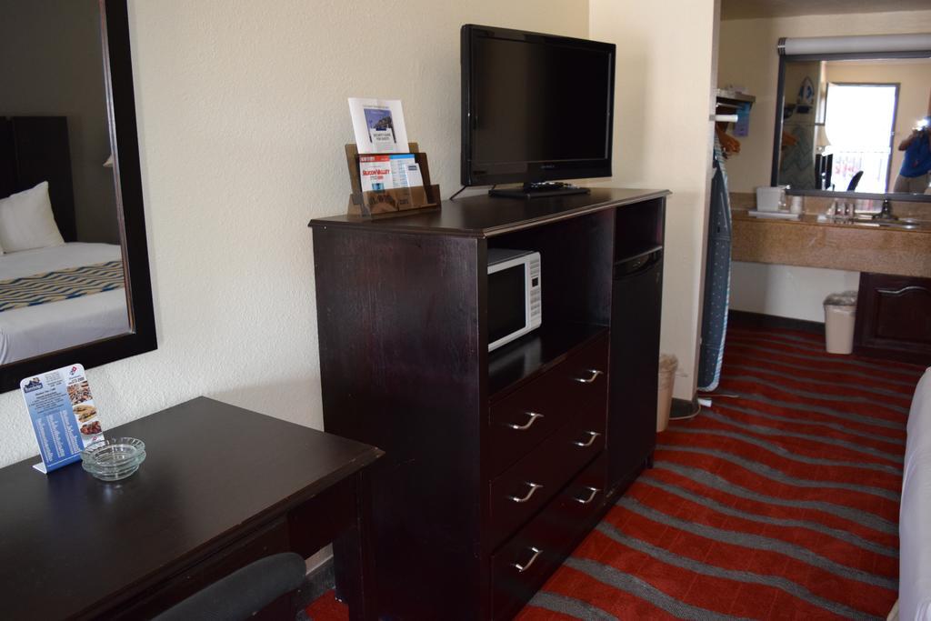 Motel Travelodge & By Wyndham Norman